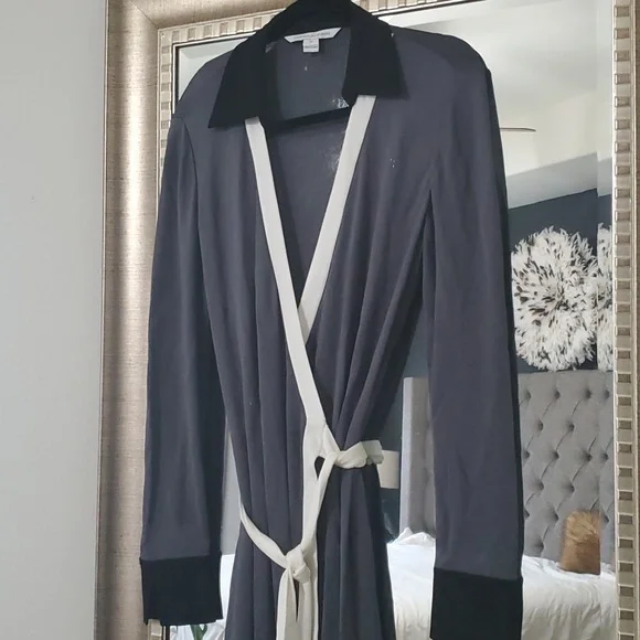 Classic Diane von Furstenburg Wrap Dress - Picture 3 of 3